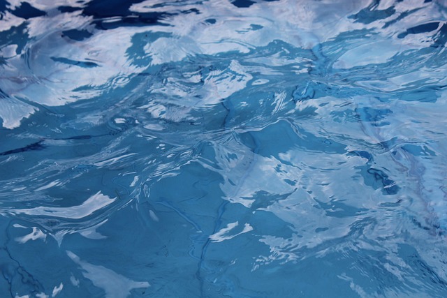 Když se dno bazénu ponechá svému osudu